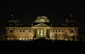 Quelle: Philip Lange / Shutterstock.jpg Das nachts beleuchtete Reichstagsgebäude mit gläserner Kuppel in Berlin