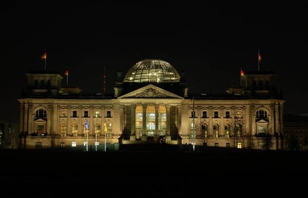Quelle: Philip Lange / Shutterstock.jpg Das nachts beleuchtete Reichstagsgebäude mit gläserner Kuppel in Berlin